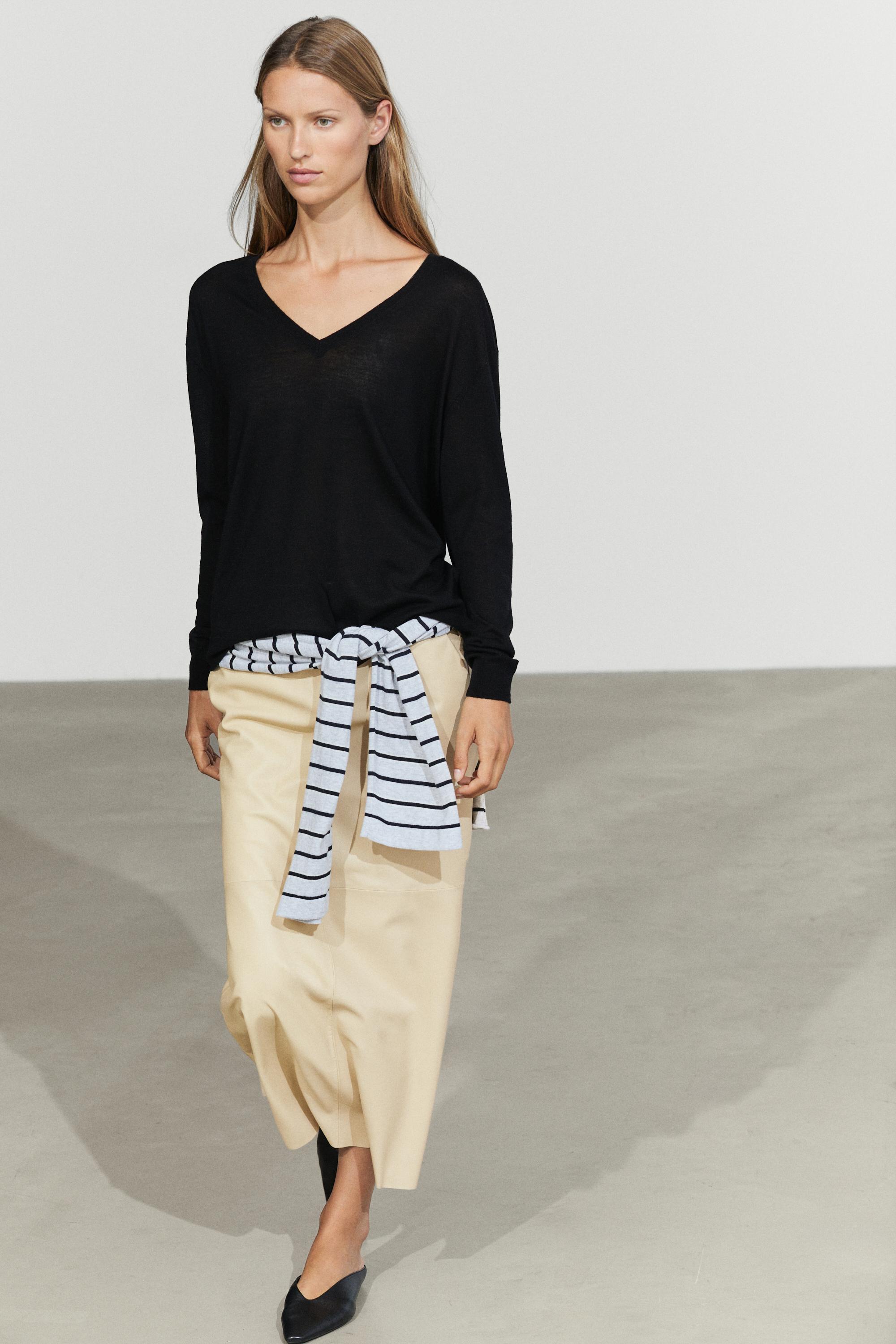 100% wool V-neck knit sweater